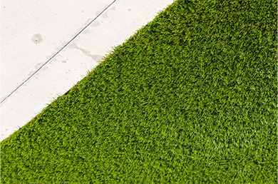 Gazon synthétique sur toit-terrasse : étanchéité, drainage et pose