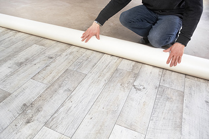 Comment poser un sol PVC en rouleau ?