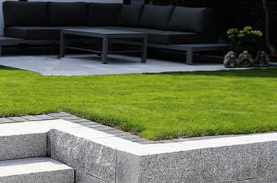 Prix du gazon synthétique au m²: guide complet pour estimer votre budget